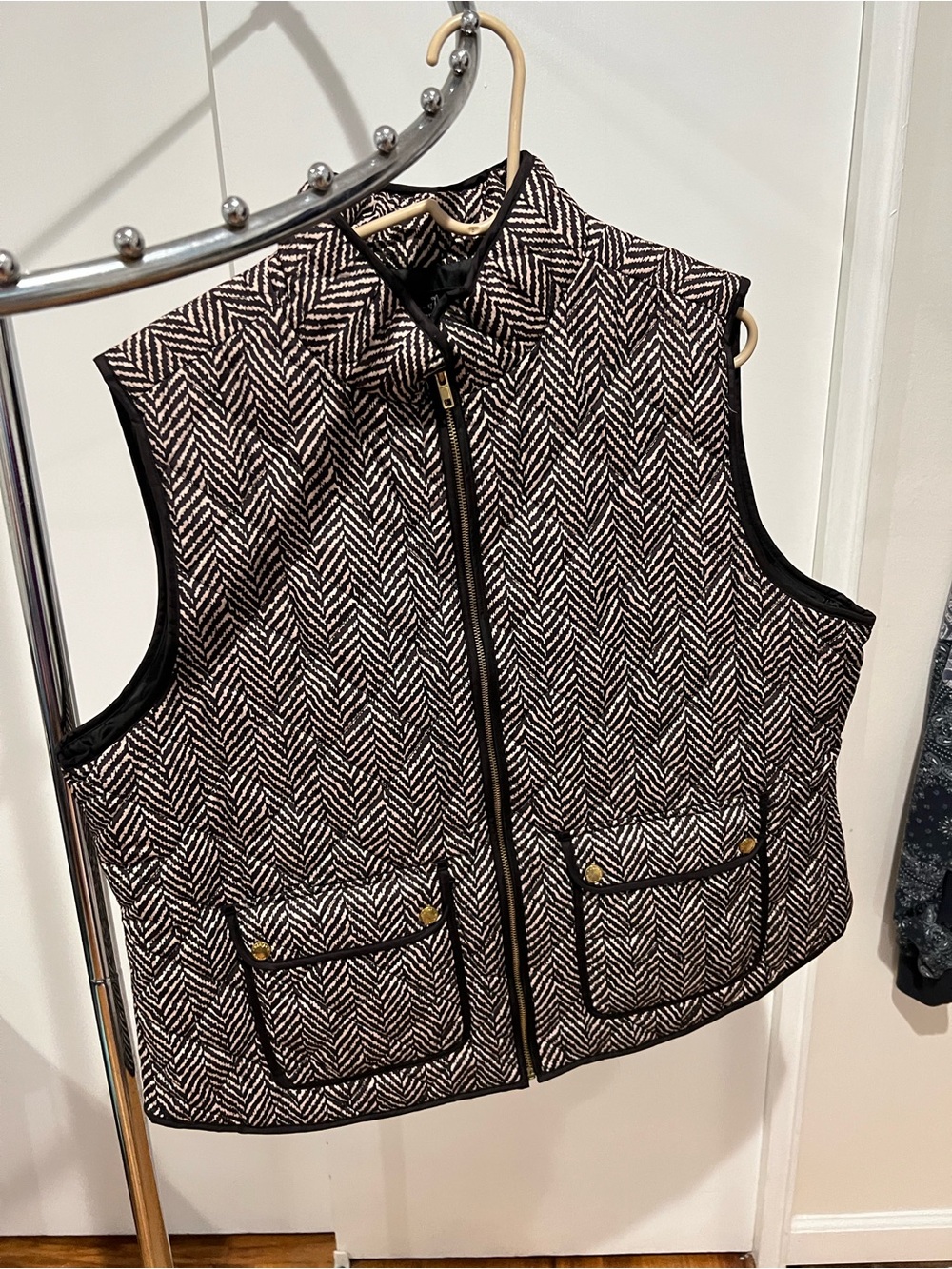 Womens Black & White Herringbone Quilted Vest